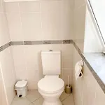 Seaside In A Peniche Townhouse Featuring A Private Bathroom And Shared Access To The Swimming Pool And Kitchen Homestay *