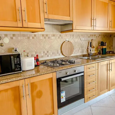 Seaside In A Peniche Townhouse Featuring A Private Bathroom And Shared Access To The Swimming Pool And Kitchen * Atouguia Da Baleia