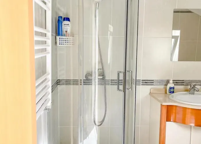 Habitación en casa particular Seaside In A Peniche Townhouse Featuring A Private Bathroom And Shared Access To The Swimming Pool And Kitchen