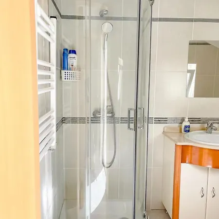 Δωμάτια σε οικογενειακή κατοικία Seaside In A Peniche Townhouse Featuring A Private Bathroom And Shared Access To The Swimming Pool And Kitchen