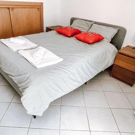 Δωμάτια σε οικογενειακή κατοικία Seaside In A Peniche Townhouse Featuring A Private Bathroom And Shared Access To The Swimming Pool And Kitchen
