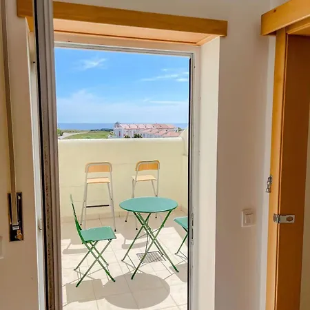 Δωμάτια σε οικογενειακή κατοικία Seaside In A Peniche Townhouse Featuring A Private Bathroom And Shared Access To The Swimming Pool And Kitchen