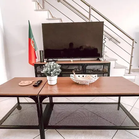 Δωμάτια σε οικογενειακή κατοικία Seaside In A Peniche Townhouse Featuring A Private Bathroom And Shared Access To The Swimming Pool And Kitchen *