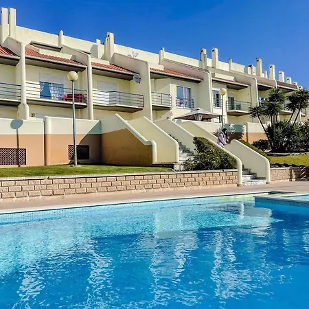 Seaside In A Peniche Townhouse Featuring A Private Bathroom And Shared Access To The Swimming Pool And Kitchen Δωμάτια σε οικογενειακή κατοικία Atouguia Da Baleia