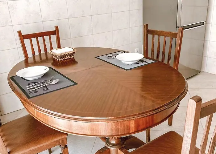 Seaside In A Peniche Townhouse Featuring A Private Bathroom And Shared Access To The Swimming Pool And Kitchen