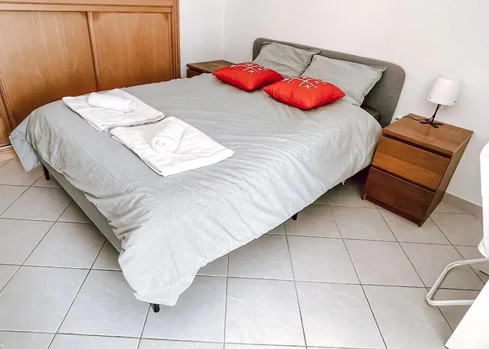 홈스테이 Seaside In A Peniche Townhouse Featuring A Private Bathroom And Shared Access To The Swimming Pool And Kitchen