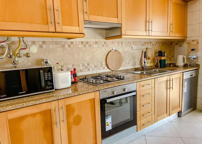 Seaside In A Peniche Townhouse Featuring A Private Bathroom And Shared Access To The Swimming Pool And Kitchen * 아토우기아다발레이아