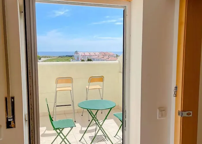 홈스테이 Seaside In A Peniche Townhouse Featuring A Private Bathroom And Shared Access To The Swimming Pool And Kitchen