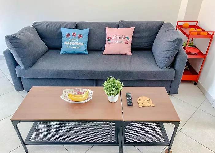 Seaside In A Peniche Townhouse Featuring A Private Bathroom And Shared Access To The Swimming Pool And Kitchen 홈스테이