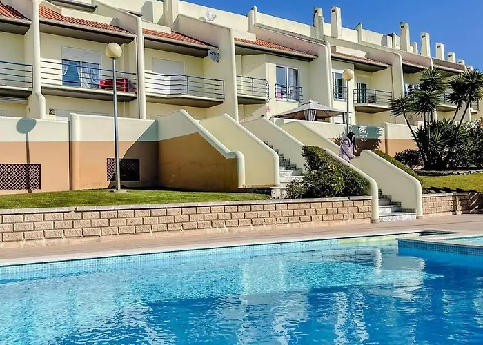 Seaside In A Peniche Townhouse Featuring A Private Bathroom And Shared Access To The Swimming Pool And Kitchen 홈스테이 아토우기아다발레이아